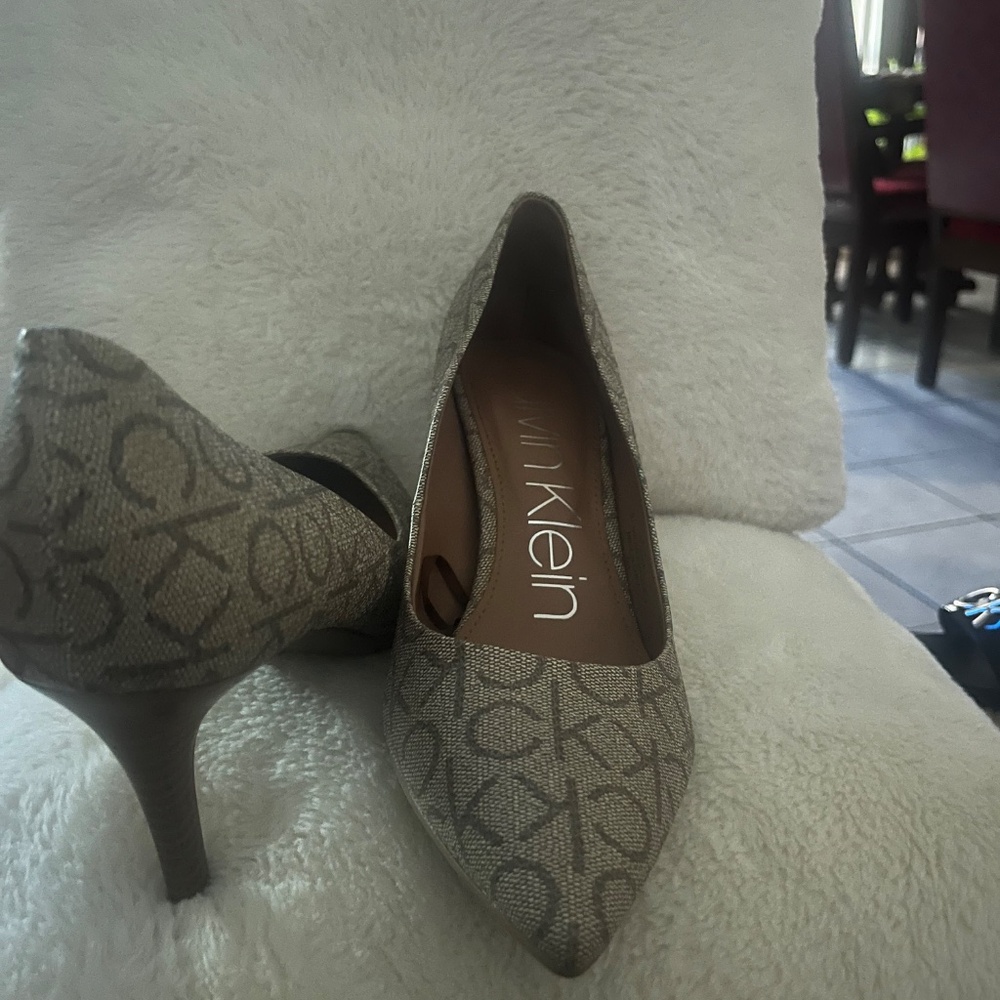 Shoes 👠 - Picture 2 of 2